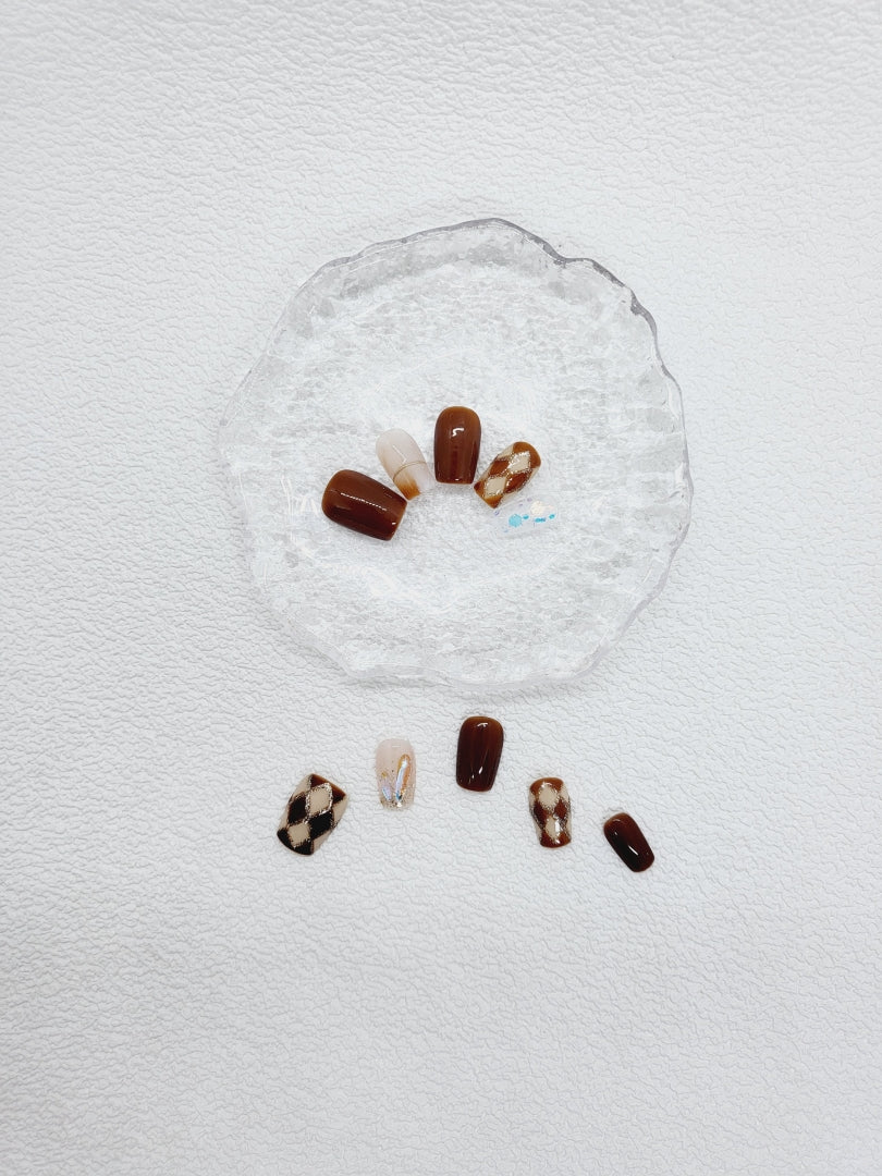 Vanilla Mocha Delight: Short Brown Diamond Pattern Nails Instant Mani AU